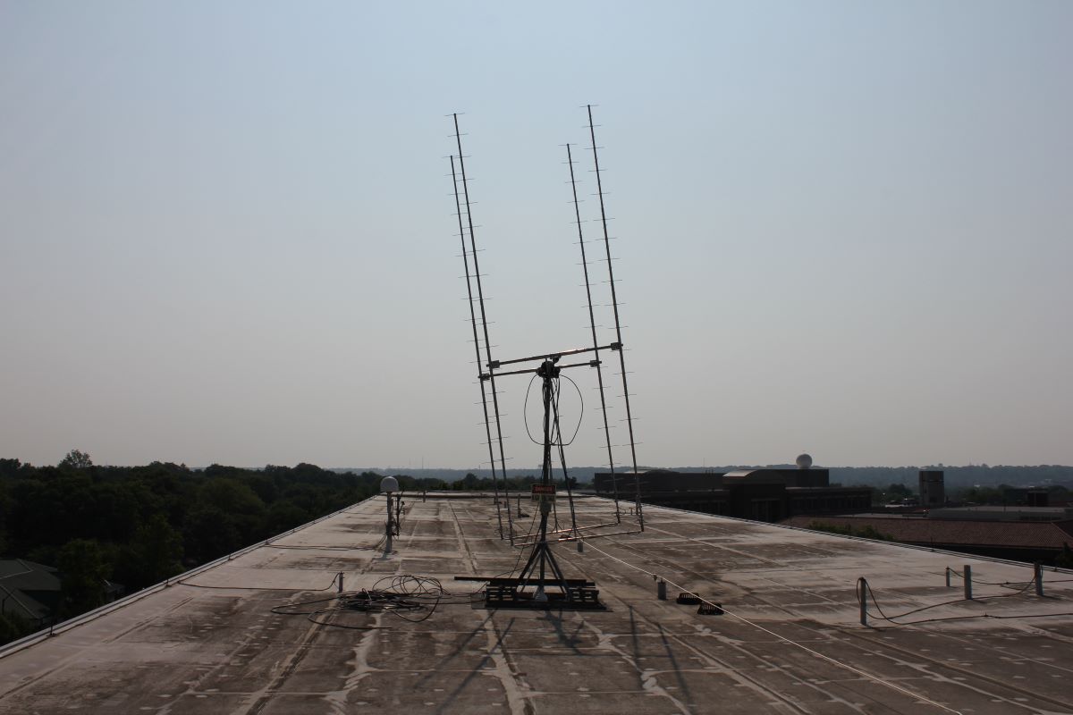 Satellite communications antenna