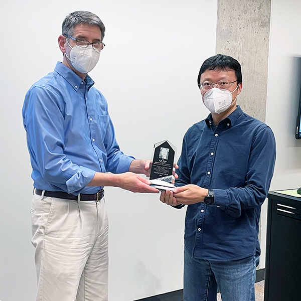 Dengfeng Sun receiving award from Bill Crossley