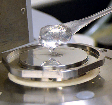 Once mixed, laponite takes on a clear, gel-like form.