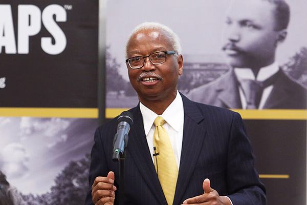 Mamon Powers (BSCE '70, HDR '14) speaking at Purdue