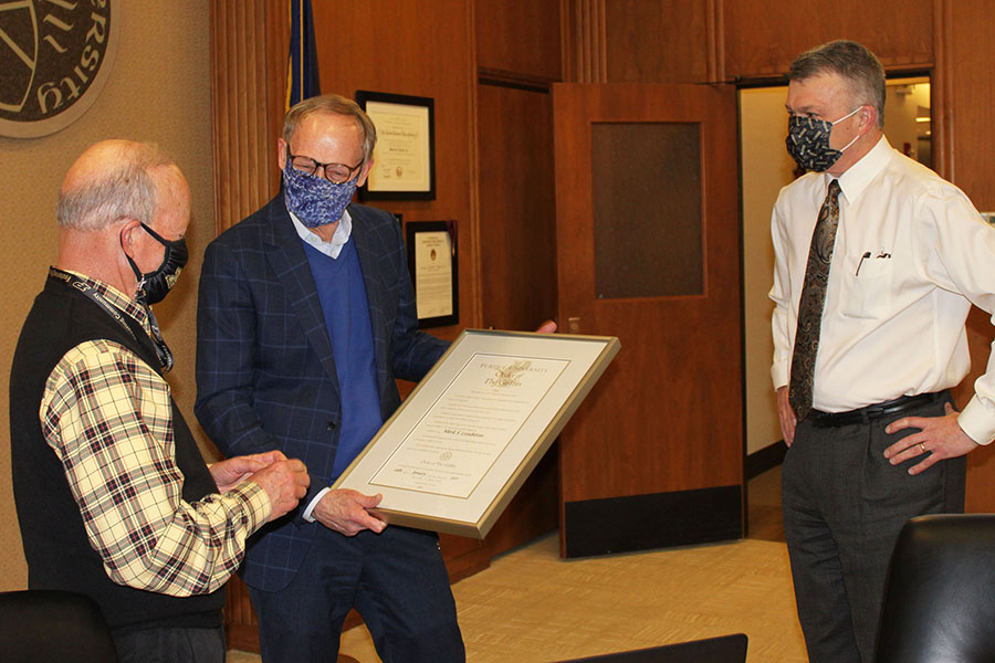 mark lundstrom receiving the griffin award