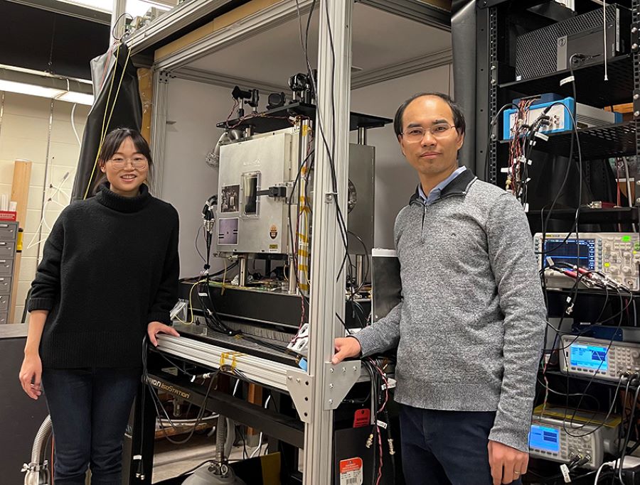 Tongcang Li and graduate student Zhujing Xu 